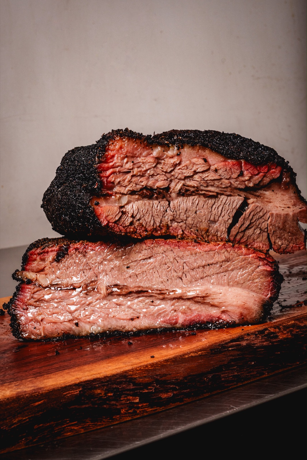 Brisket ahumado cortado y apilado