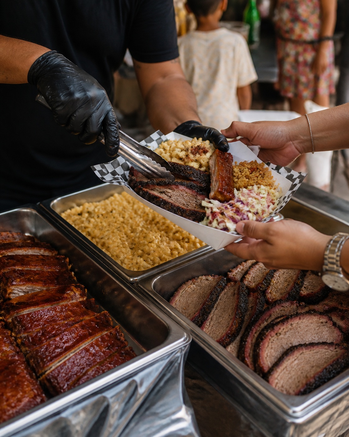 Bandeja de brisket, costillas y sides servida en un evento
