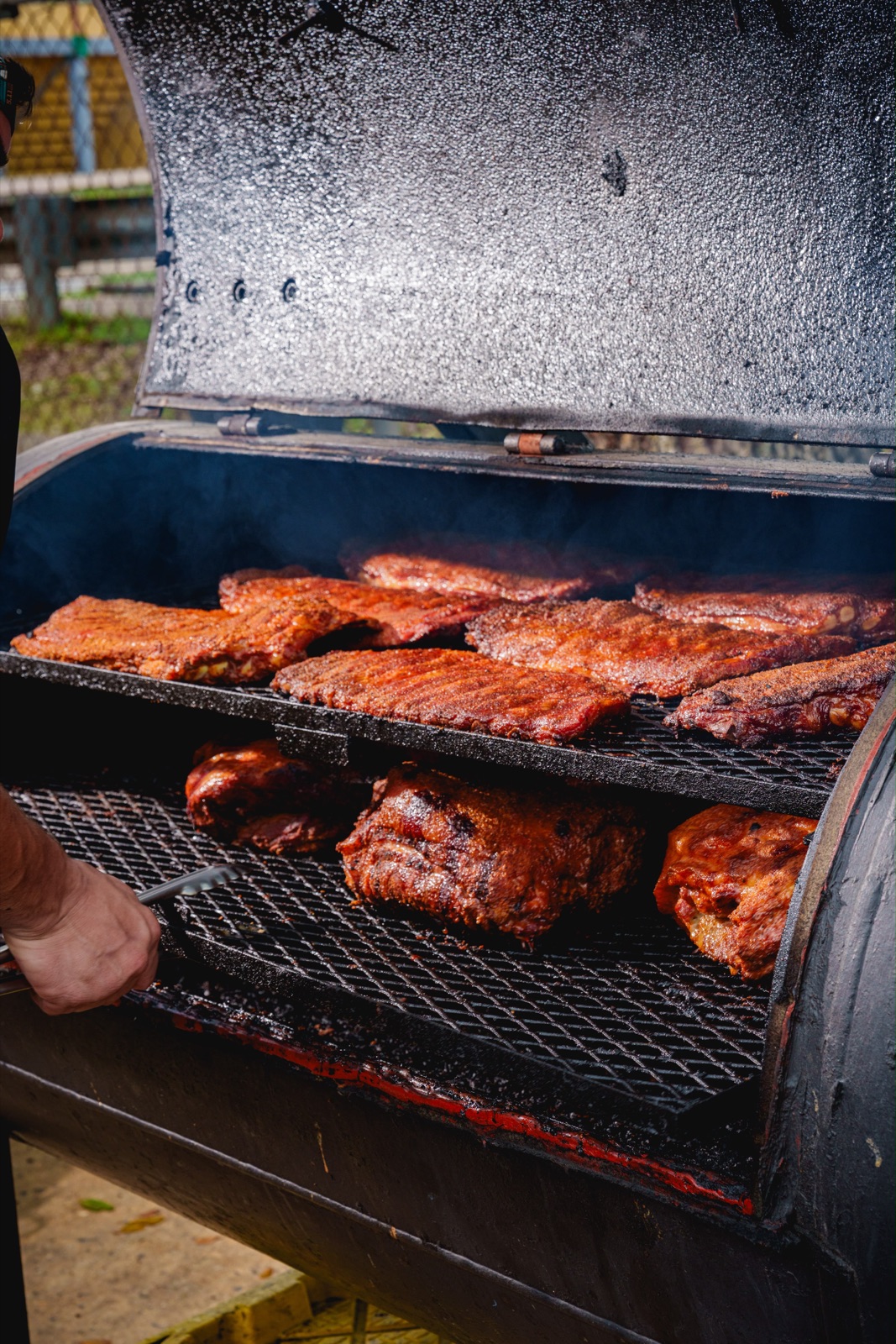 Smoker de La Furia BBQ lleno de carnes